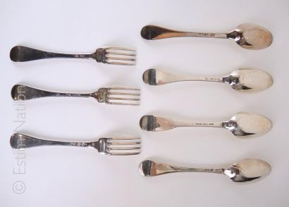 COUVERTS XVIIIème siècle. BORDEAUX Lot en argent composé de trois cuiller, deux fourchettes...