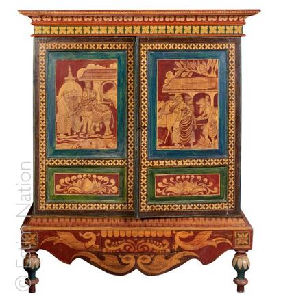 ARMOIRE TEMPLE INDO-PERSE VERS 1900 Armoire-temple richement décorée de fleurs stylisées...