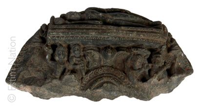 INDE - Epoque Pala, X/XIIe siècle Fragment d'une stèle en basalte, scène de deux...