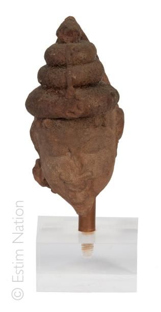 INDE - Période médiévale, XIIe/XIIIe siècle Petite tête en grès d'une divinité portant...