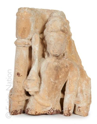 INDE - Période médiévale, XIIe/XIIIe siècle Fragment de stèle en grès beige, divinité...