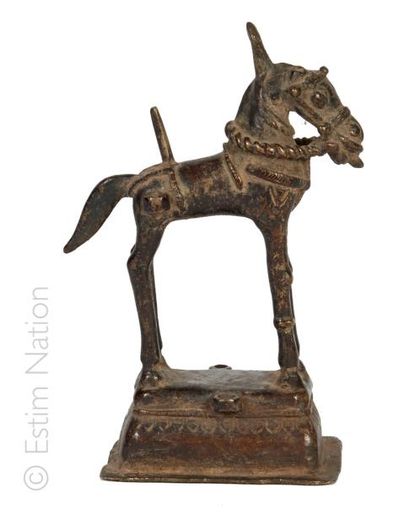 INDE XIXe SIÈCLE Couvercle d'un encensoir. Bronze. Cheval au repos.

Inde du sud,...