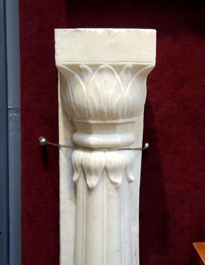 INDE Paire de colonnes en marbre blanc.


Travail indien.


H : 136 cm env.