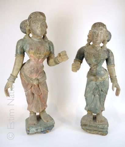 INDE Paire de sculptures féminines en bois sculpté. En position debout, un bras levé....