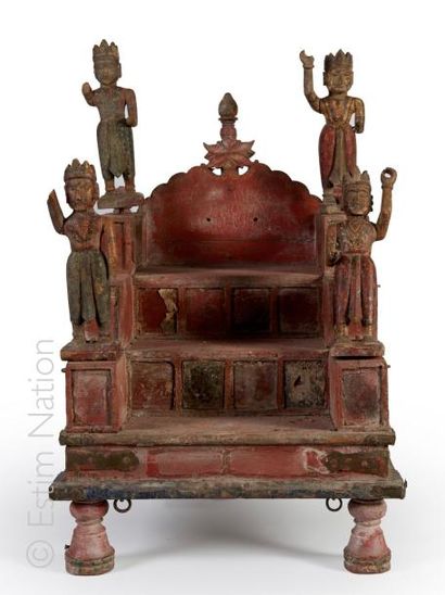 INDE Temple à 3 gradins et 4 personnages en bois sculpté polychrome et ferrures de...