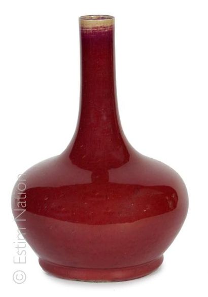 CHINE Vase pansu à col haut en porcelaine émaillé dit "sang de boeuf". 

Ht: 32cm...