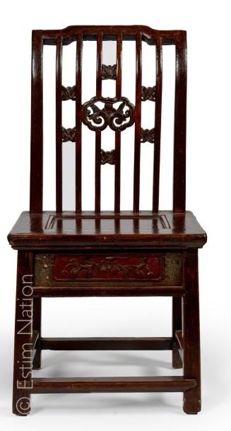CHINE - Vers 1900 Petite chaise à un tiroir en ceinture en bois sculpté laqué et...