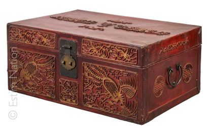 Chine XIXe siècle Coffre malle en cuir de porc laqué rouge à décor en relief et or...