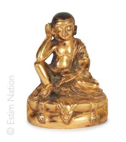 TIBET - XVIIIe siècle Statuette en bronze doré de Milarepa assis en position de délassement...