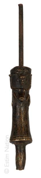 FOURNEAU DE PIPE Bronze et fer.


Fentes.


Cameroun, XXème siècle


Haut. totale...