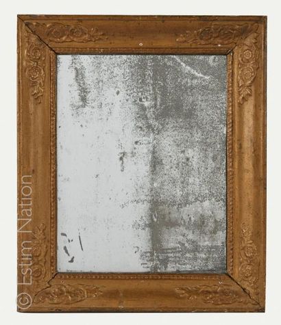 MIROIR STYLE LOUIS XVI Miroir rectangulaire, encadrement de bois et stuc doré.

Style...