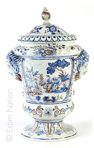 VASE COUVERT 19ème siècle Important vase couvert en faïence à fond bleu et manganèse...