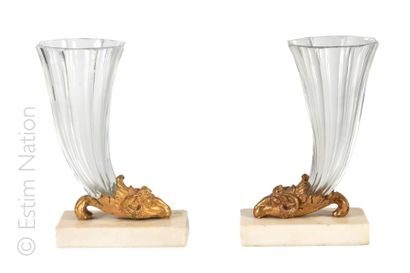 VASES EN CRISTAL ET BRONZE DORE Ensemble de deux vases en cristal biseauté en forme...