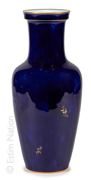 MANUFACTURE DE SEVRES, 1885 Vase en porcelaine de Sèvres à fond bleu rehaussé à l'or...