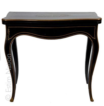 TABLE A JEU NAPOLEON III Table à jeu en bois noirci à décor marqueté de filets et...