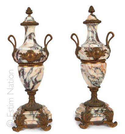 PAIRE DE VASES DECORATIFS D'APPARAT Paire de vases décoratifs d'apparat (fermés)...