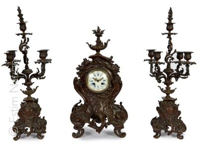 Garniture de cheminée Garniture de cheminée en bronze patiné de style Louis XV.


La...