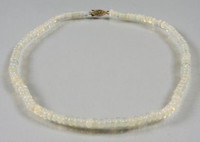 COLLIER OPALES Collier ras de cou composé de perles ovales d'opales. Fermoir ajouré...