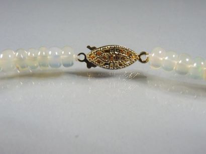 COLLIER OPALES Collier ras de cou composé de perles ovales d'opales. Fermoir ajouré...