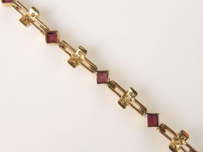 BRACELET OR, RUBIS ET DIAMANTS Bracelet ligne articulé en or 18K (750°/00), rubis...
