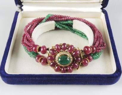 BRACELET EN OR, RUBIS ET EMERAUDES Bracelet multirangs composé de perles de racine...