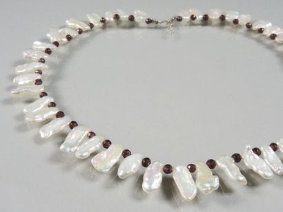 COLLIER PERLE GRENAT Collier composé de pétales de perles de culture d'eau douce...