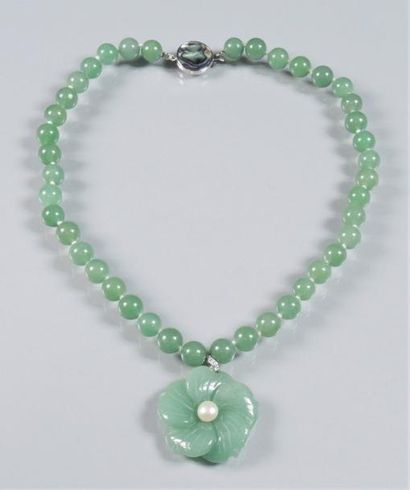 COLLIER JADE Collier composé de boules de jade retenant en pendentif un motif de...