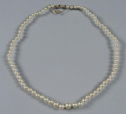 DEUX COLLIERS DE PERLES FANTAISIES Deux colliers de perles fantaisies dites de ''Majorque''....