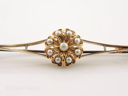 BROCHE NAVETTE. VERS 1900 Broche navette en or jaune18K(750/°°) ajourée et sertie...