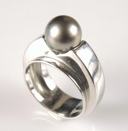 BAGUE PERLE GRISE Bague en or gris 18K 750/°° centrée d'une perle grise. P.B.: 12,68...