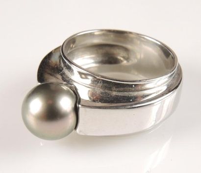 BAGUE PERLE GRISE Bague en or gris 18K 750/°° centrée d'une perle grise. P.B.: 12,68...