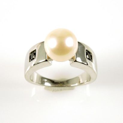 BAGUE PERLE AGATE Bague en argent 925/°° centrée d'une perle de culture la monture...