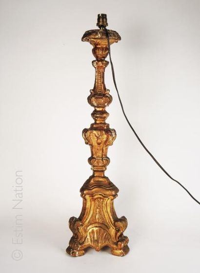 LOT - LAMPES Pique-cierge en bois sculpté et doré monté à l'électricité (H : 60 cm,...