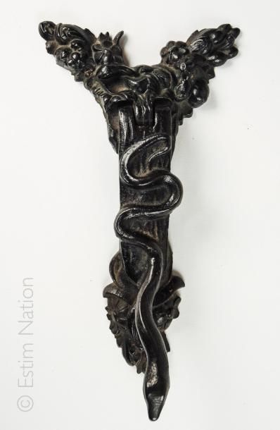DIVERS Instrument (médical?) de table en fonte ou bronze patinée à décor de serpent...