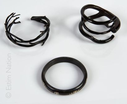 BIJOUX Ensemble de 3 bracelets en bois dont un avec incrustation d'os (petit manque)...