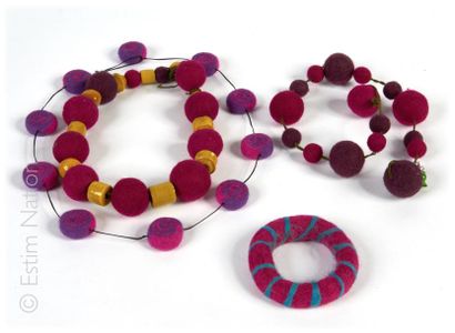 BIJOUX Ensemble de bijoux en tissu, feutrine et résine de couleurs comprenant 3 colliers...