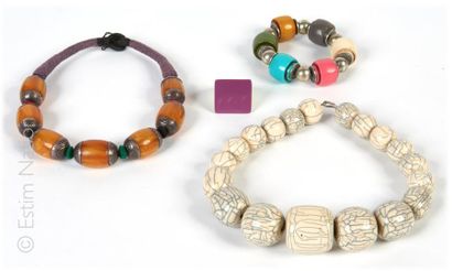 BIJOUX Ensemble comprenant deux colliers, un bracelet et une bague en résine de couleur...