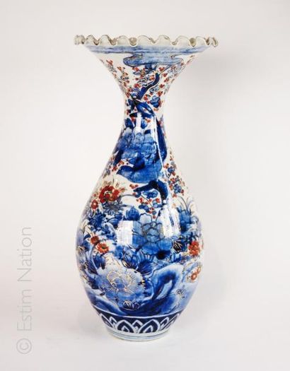 JAPON Vase corolle en porcelaine à décor Imari. Japon début 20e siècle. H : 46 c...