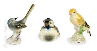 Porcelaines Lot en porcelaine émaillée polychrome composé de 6 petits oiseaux dont...