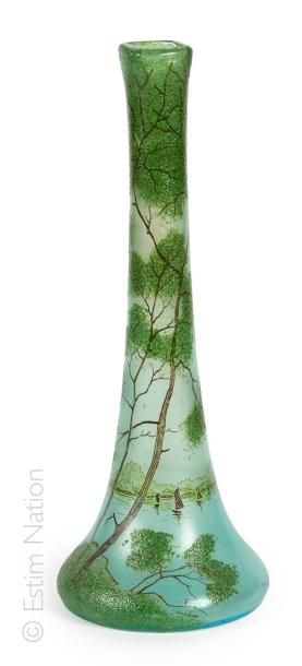 VASE - ATTRIBUE A LEGRAS Vase soliflore en verre double couche à décor de paysage...