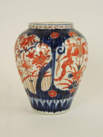 JAPON Vase en porcelaine à décor Imari. Japon début 20e siècle. H : 20 cm env.