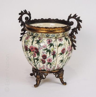 DANS LE GOÛT DE L''ASIE VERS 1900 Vase tripode à 2 anses en céramique émaillée et...