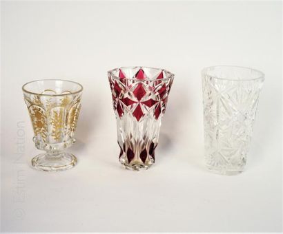 LOT VERRERIES Lot composé d''un gobelet en verre décoré à l''or (TBE), un vase en...