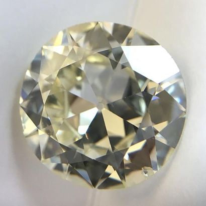 DIAMANT, TA, 6,65 CARATS Diamant rond de taille ancienne pesant 6,65 carats. On y...