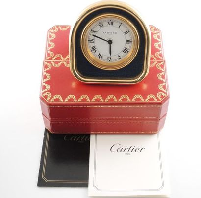 CARTIER, PENDULETTE REVEIL Cartier Pendulette réveil en métal doré, et laque imitant...