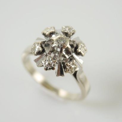 BAGUE FLEUR Bague en or gris 18K (750/°°) formant une fleur centrée d'un diamant...