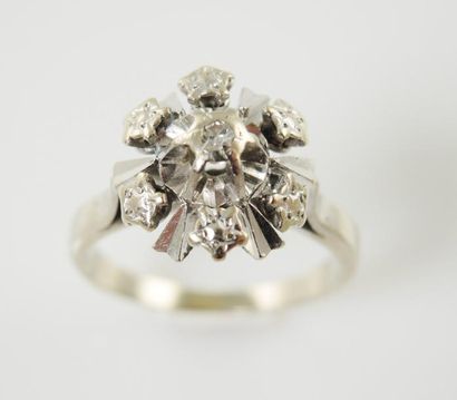 BAGUE FLEUR Bague en or gris 18K (750/°°) formant une fleur centrée d'un diamant...