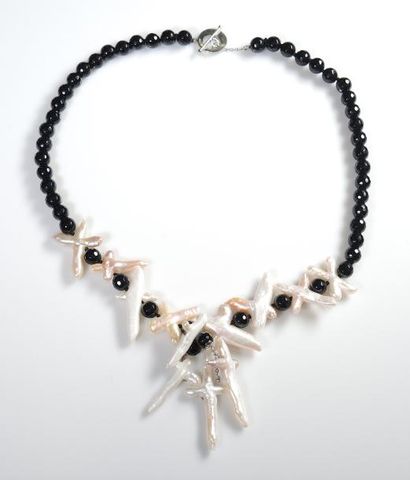 COLLIER AGATE ET PERLES Collier composé de perles d'agates facettées et de motifs...