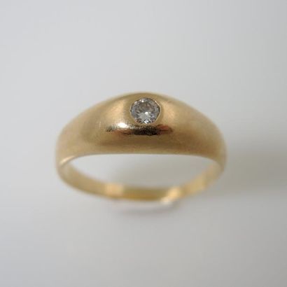 BAGUE JONC OR DIAMANT Bague jonc en or jaune 18K (750°/00) ornée d'un diamant rond...