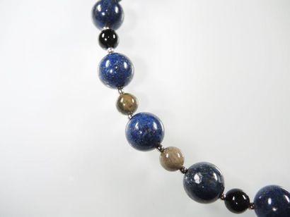 COLLIER LAPIS Collier composé de boules de lapis lazuli, d'agates et d'inter en argent....